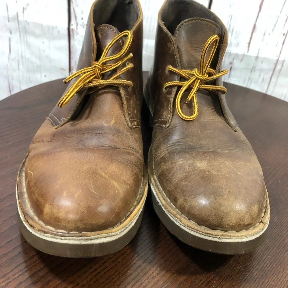Clark’s Men's Brown Leather Chukka Boots with Yellow Laces size 10**